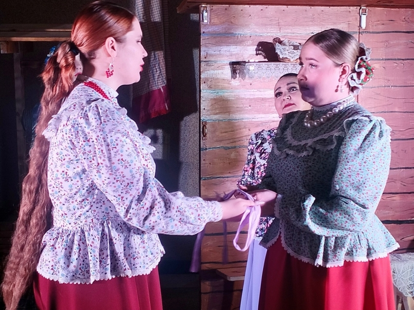 Расплели косу и оплакали: «Забайкальские казаки» провели русский свадебный обряд 